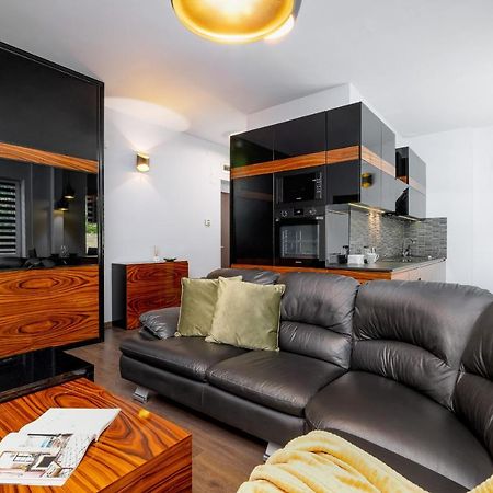 Stylish Korfantego Apartment Next To Spodek By Noclegi Renters Katowice Esterno foto