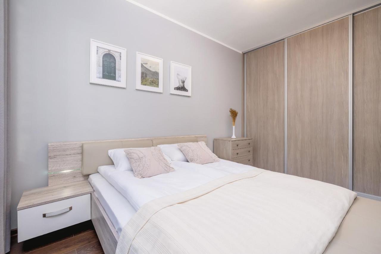 Stylish Korfantego Apartment Next To Spodek By Noclegi Renters Katowice Esterno foto